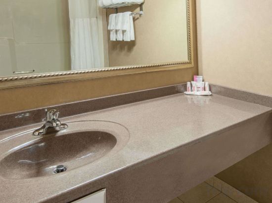 Фото Ramada by Wyndham Drumheller Hotel & Suites