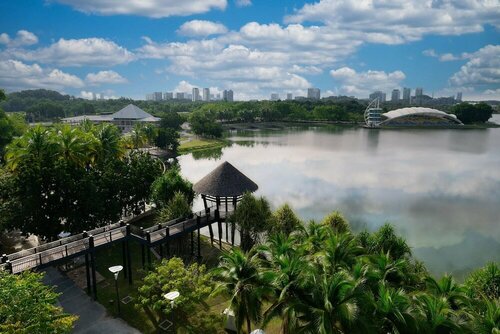 Гостиница DoubleTree by Hilton Putrajaya Lakeside в Путраджае