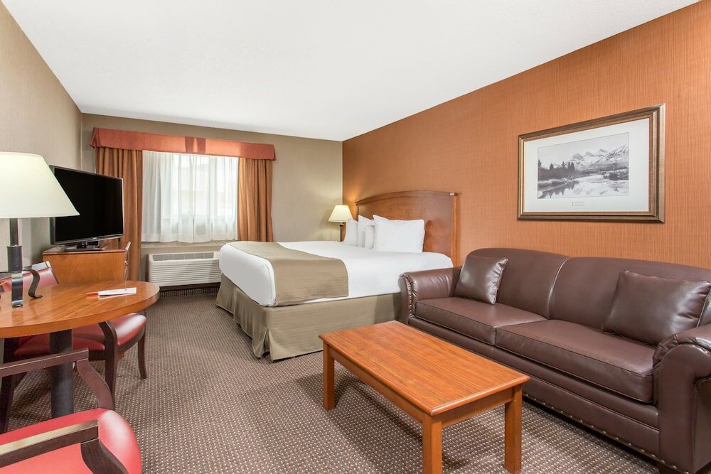 Фото Canmore Inn & Suites