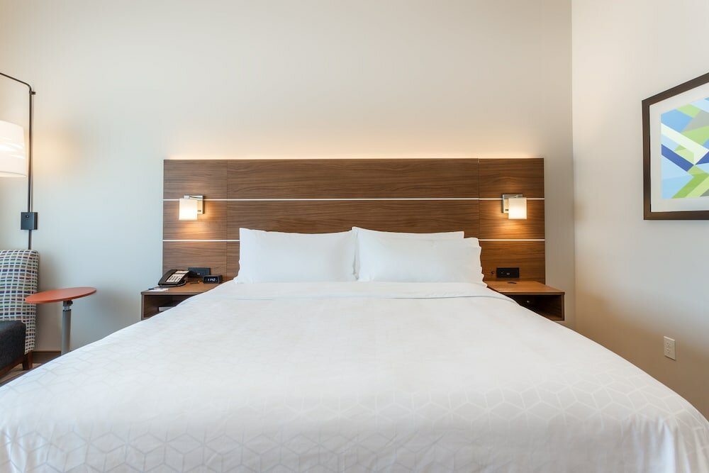 Фото Holiday Inn Express & Suites Springfield North, an Ihg Hotel