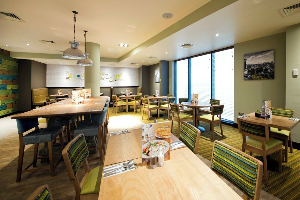 Фото Premier Inn Edinburgh City Centre Royal Mile