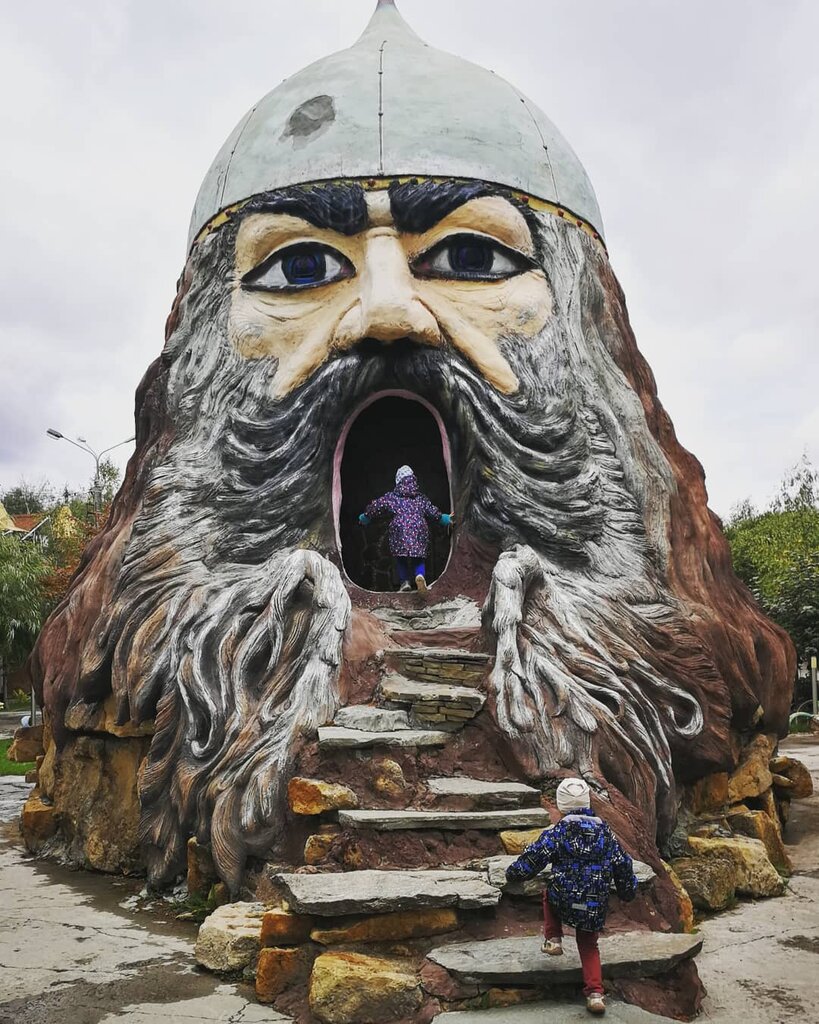Genre sculpture The head of the hero Svyatogor, Domodedovo, photo