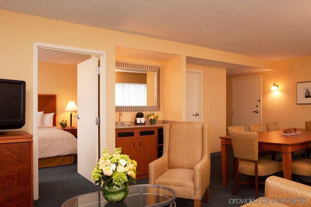 Фото Embassy Suites by Hilton Boston at Logan Airport