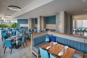 Фото Delta Hotels by Marriott Richmond Downtown