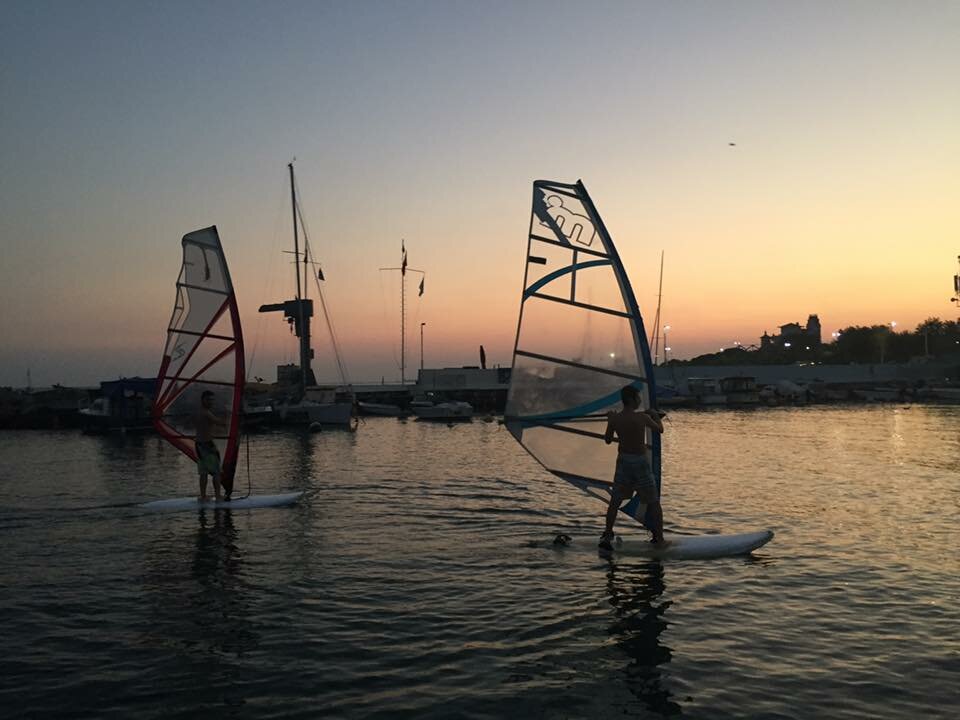 ركوب القوارب الشراعية İstanbul Windsurf Center ، اسطنبول، صورة