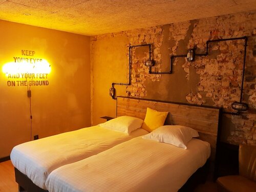 Гостиница Upstairs Hotel в Остенде