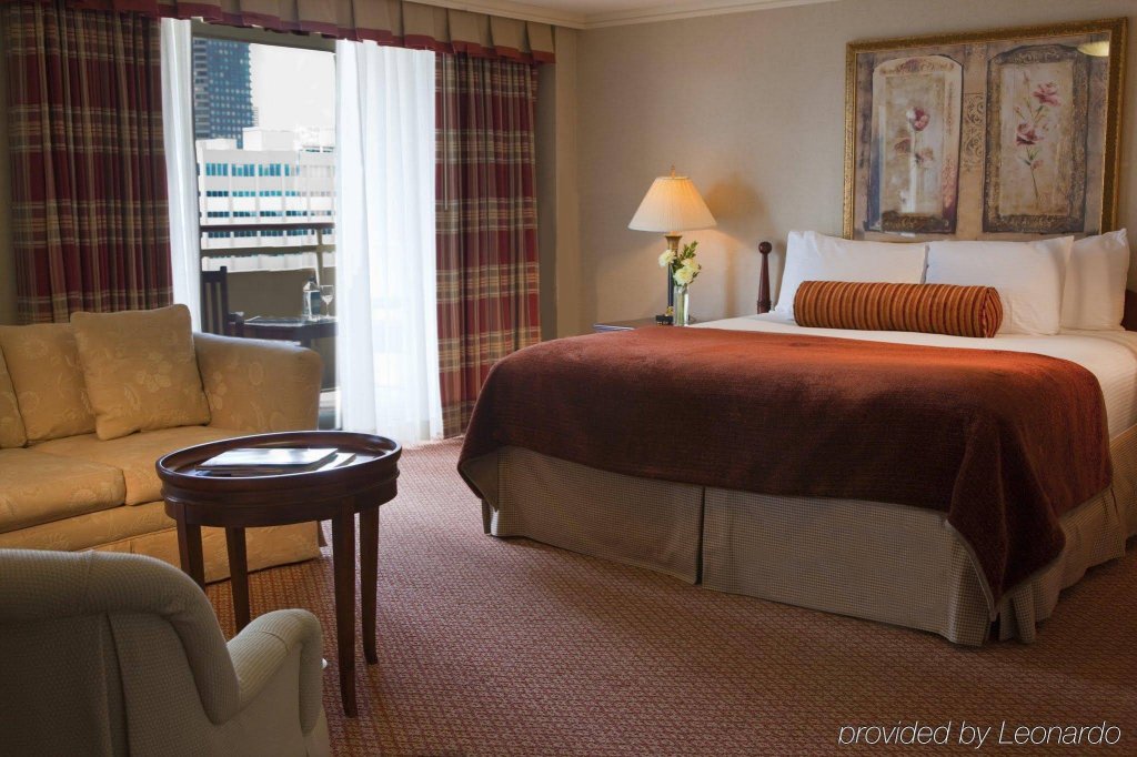 Фото Warwick Denver