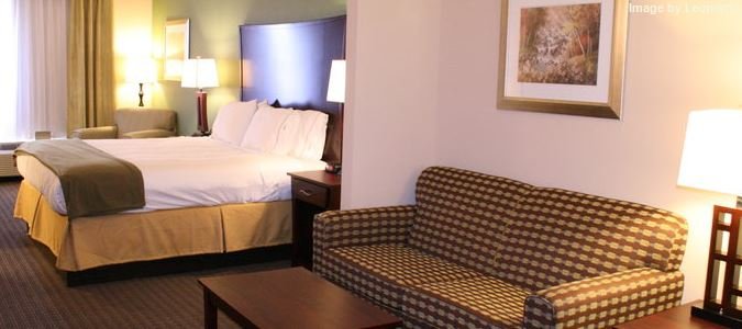 Фото Holiday Inn Express Hotel & Suites Pratt, an Ihg Hotel