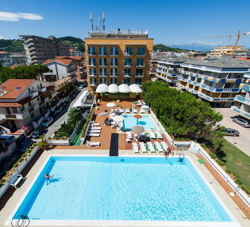 Фото отеля 1