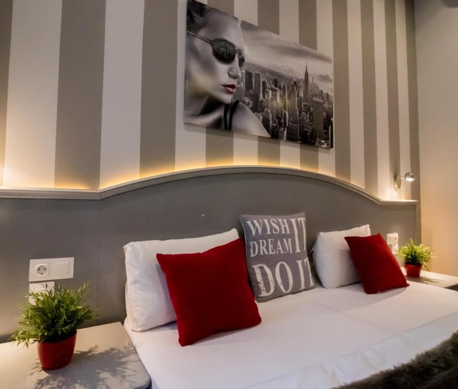 Фото Full Moon Budapest