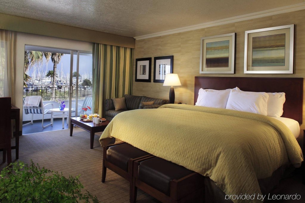 Фото West Beach Inn, a Coast Hotel