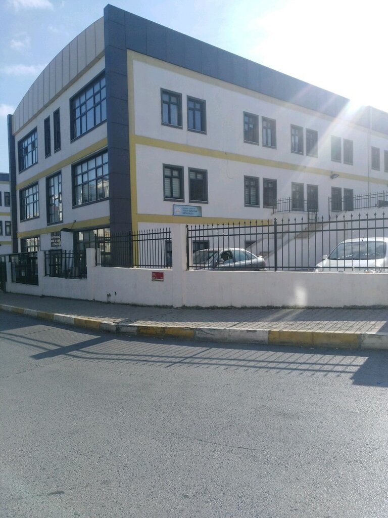 مدرسة Yusuf Ozvatan Secondary School ، اسطنبول، صورة