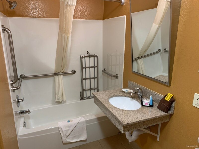 Фото Expressway Suites Fargo