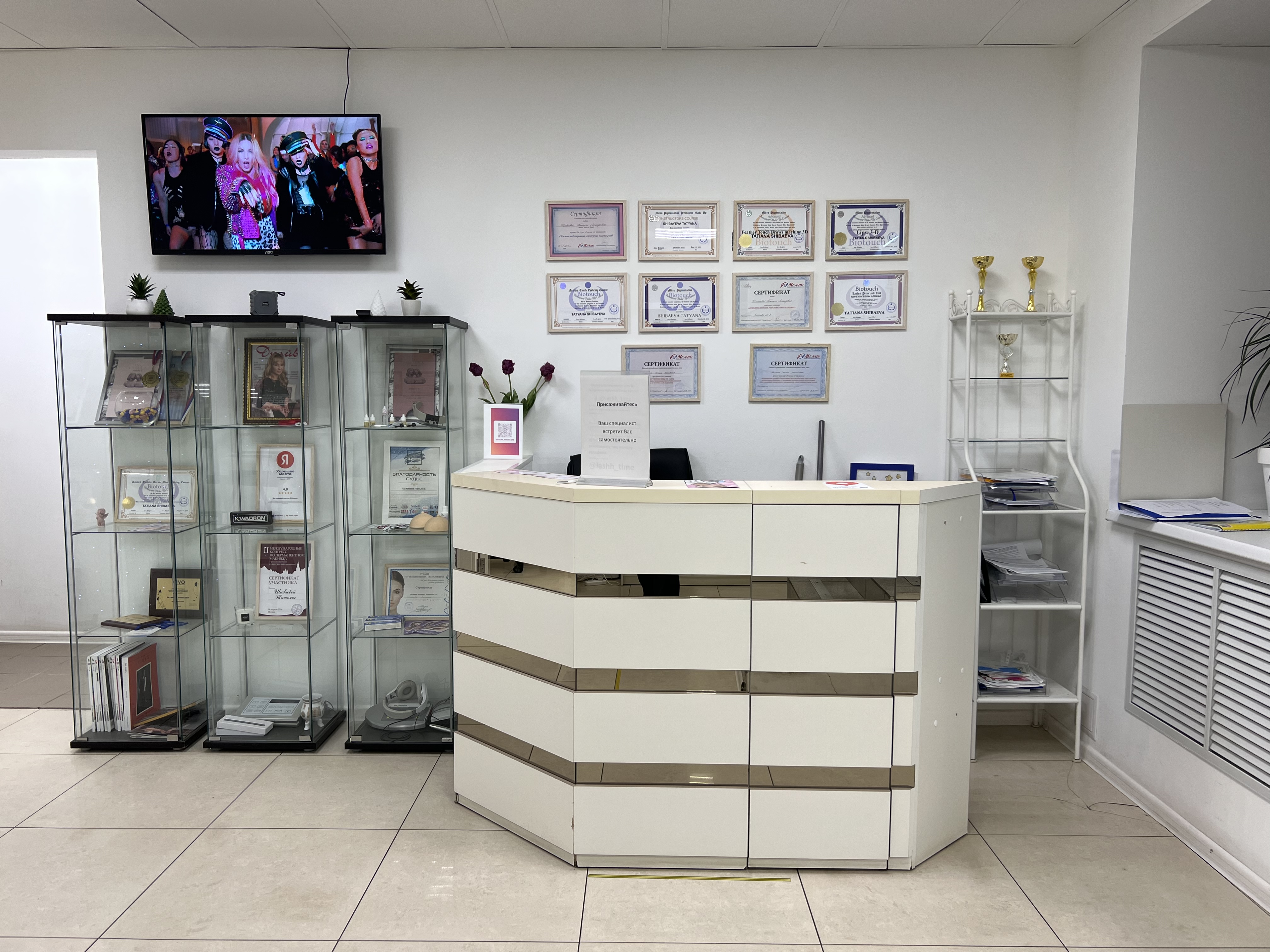 Ол көршісіне және күйеуіне үлкен кеуделері бар эротиканы көруге мүмкіндік берді.