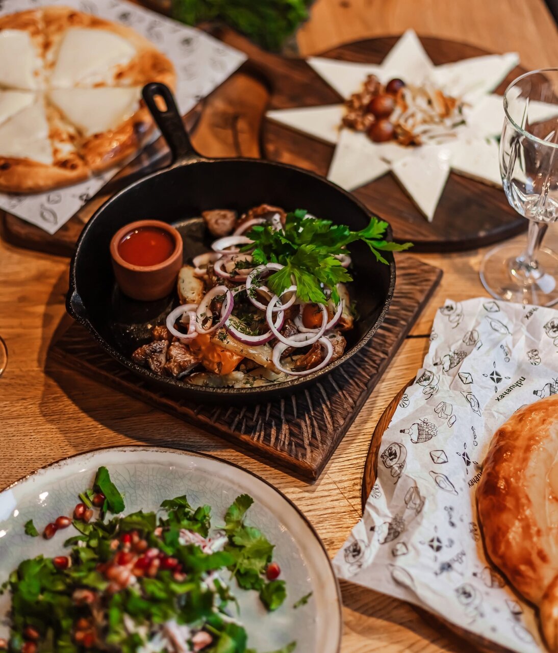 «10 популярных ресторанов с грузинскими блюдами Челябинска» фото материала