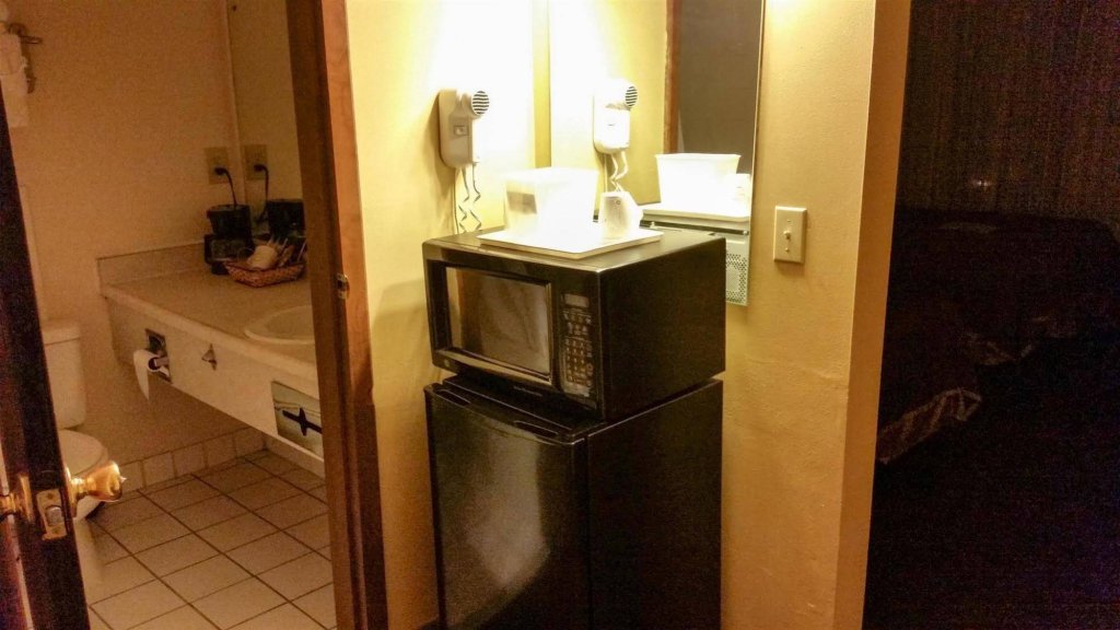 Фото Days Inn & Suites by Wyndham Spokane