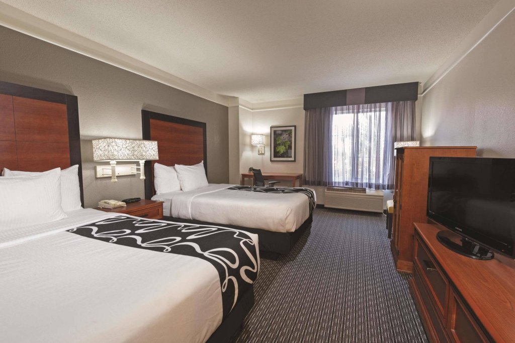 Фото La Quinta Inn & Suites by Wyndham San Antonio Airport