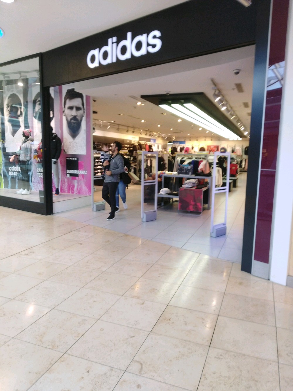 Adidas, spor mağazaları, Mevlana Mah., Çelebi Mehmet Cad., No:33B,  Esenyurt, İstanbul, Türkiye - Yandex Haritalar