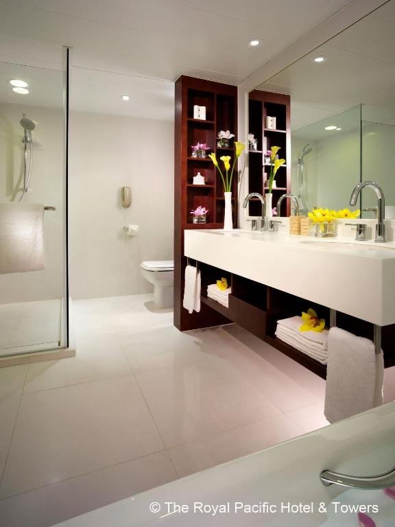 Фото The Royal Pacific Hotel and Towers