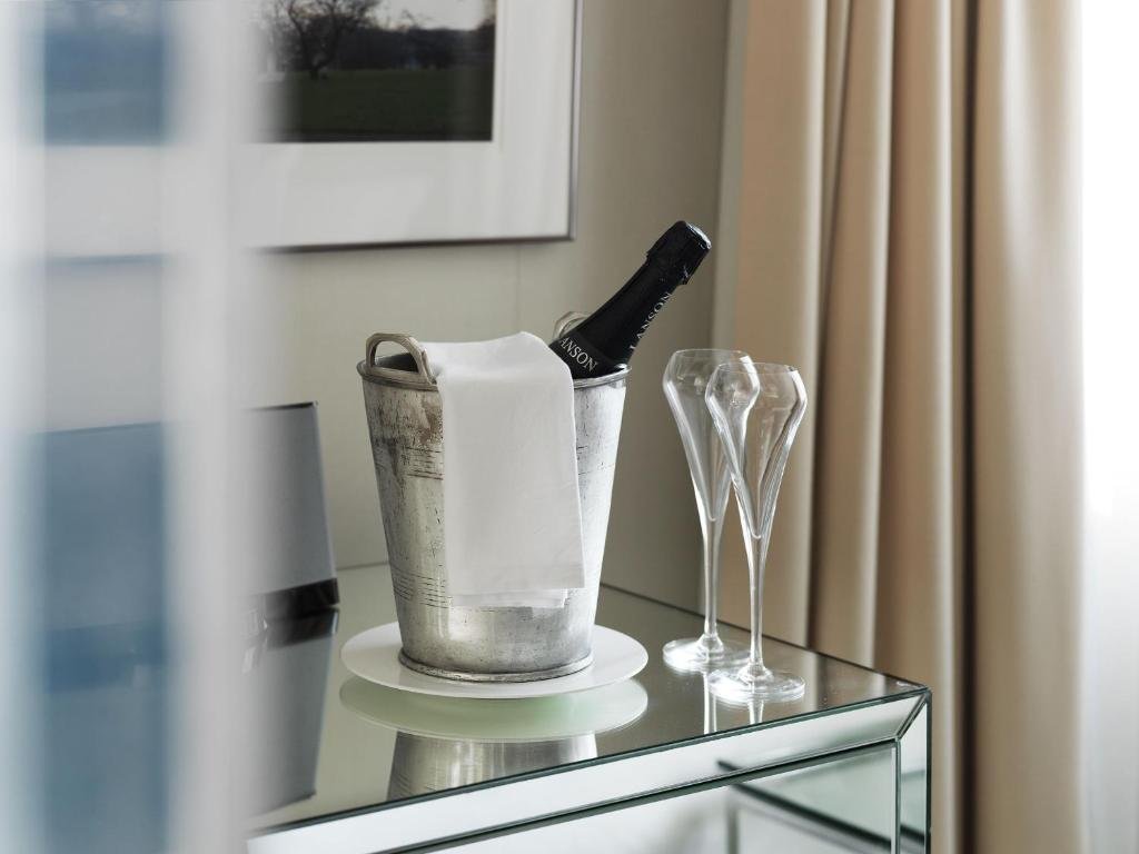 Фото The Athenaeum Hotel & Residences