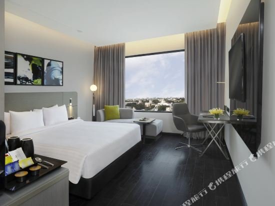 Фото Novotel Chennai Chamiers Road Hotel