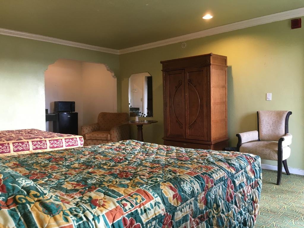 Фото La Petite Rouge Motel