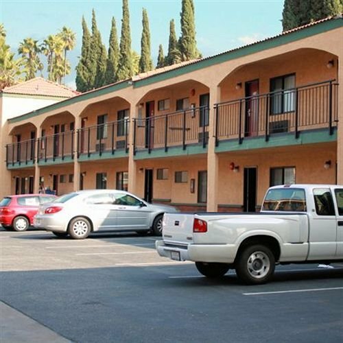 Гостиница Travelodge Inn & Suites by Wyndham West Covina в Вест Ковине