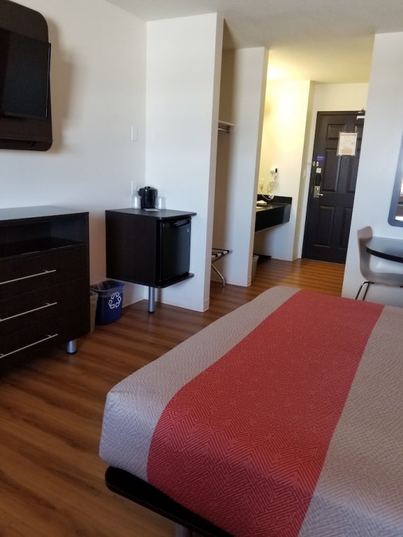 Фото Motel 6 Innisfail Ab