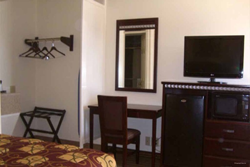 Фото Whispering Palms Inn