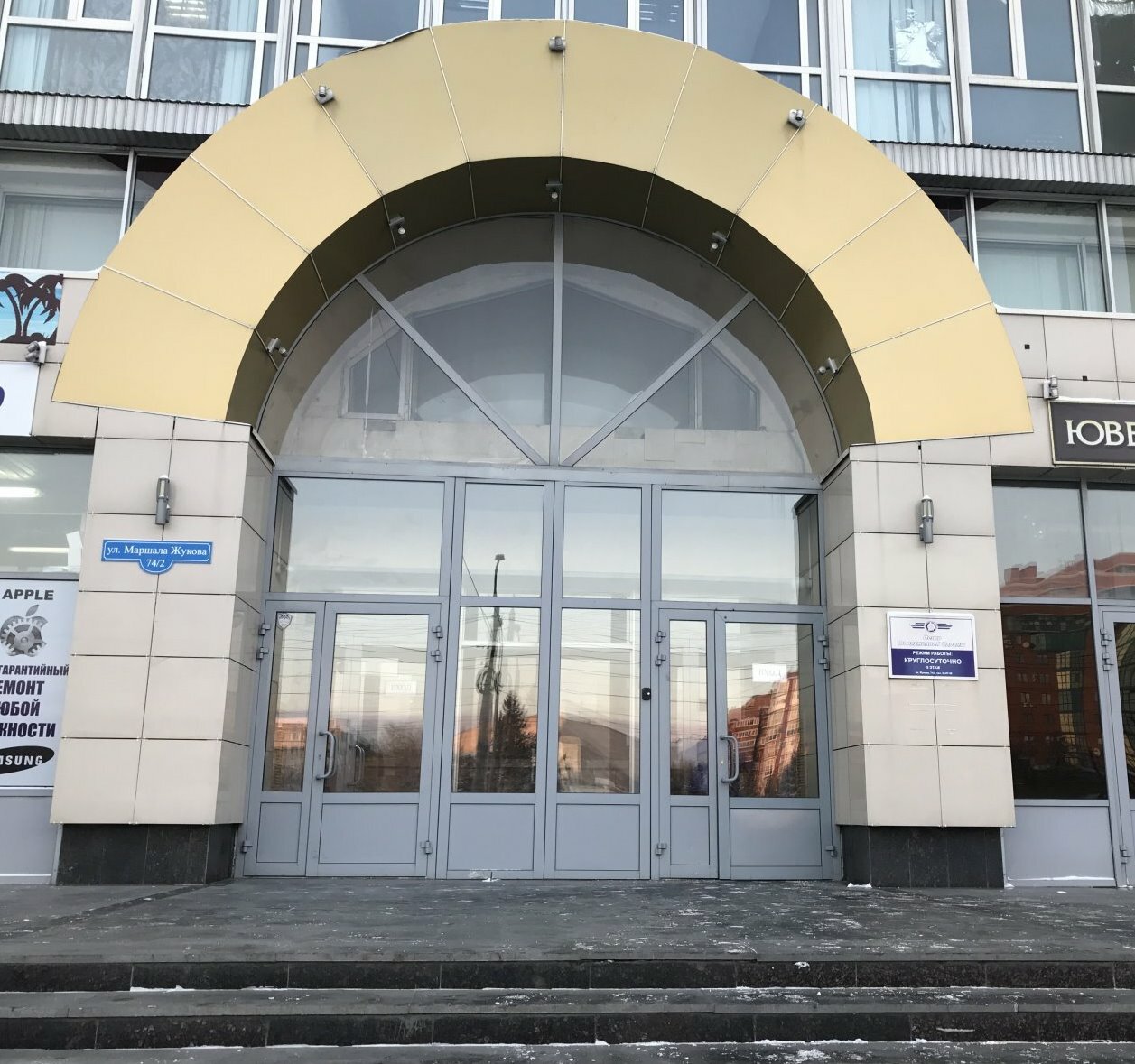 На проспекте Маршалла Жукова автопоезд прилег на бок и собрал внушительную пробк