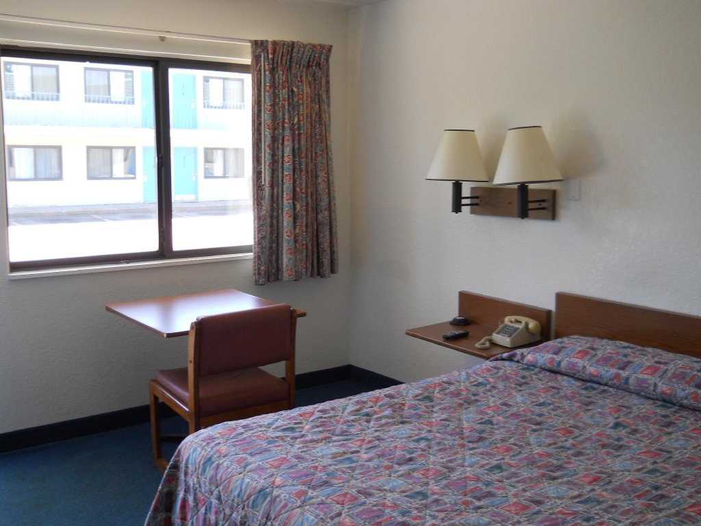 Фото Travelodge by Wyndham Grand Rapids North