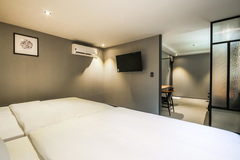 Фото Geoje Hotel Deluxe and Guest House