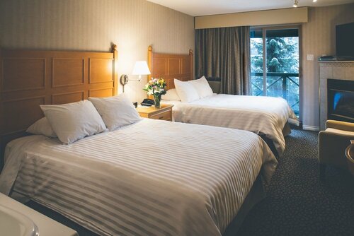 Гостиница Pinnacle Hotel Whistler Village в Уистлере