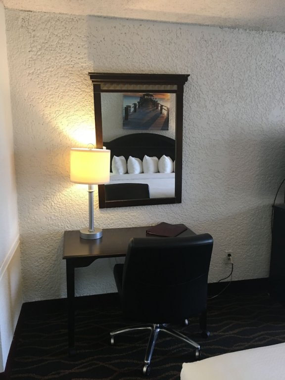 Фото Days Inn by Wyndham Stuart