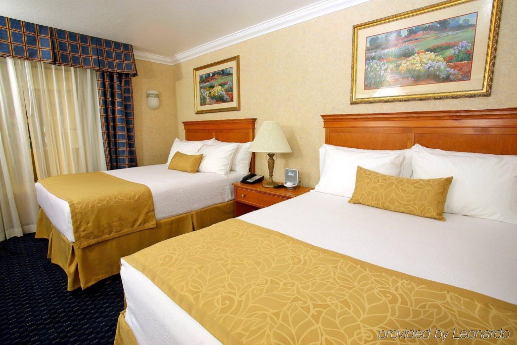 Фото Hotel d’Lins Ontario Airport
