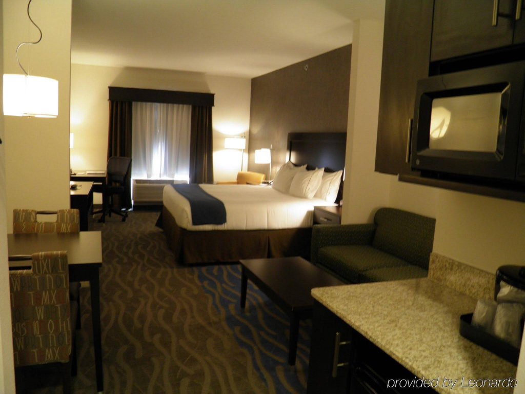 Фото Holiday Inn Express and Suites Overland Park, an Ihg Hotel