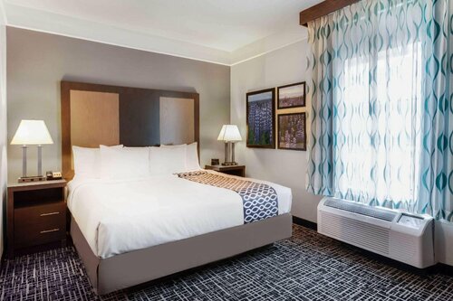Гостиница La Quinta Inn & Suites by Wyndham Seguin