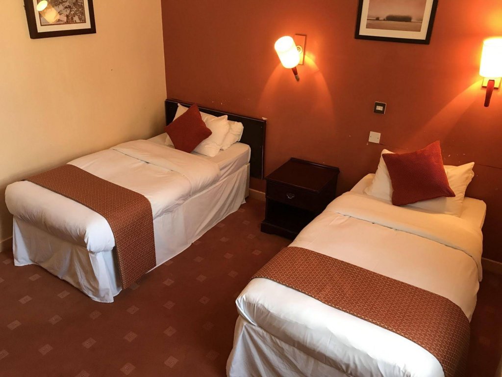 Фото The Royal Victoria & Bull Hotel