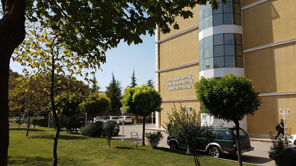 كلية Marmara Universitesi Sosyal Bilimleri Enstitusu ، اسطنبول، صورة