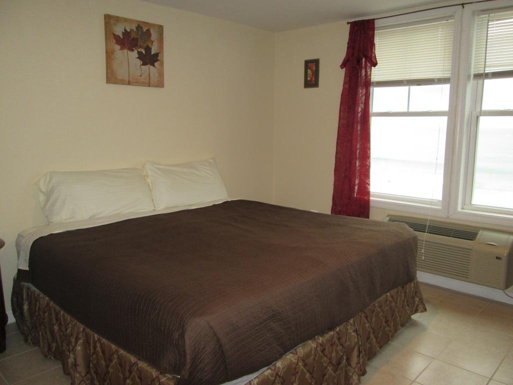 Фото Misquamicut Beach Front Inn