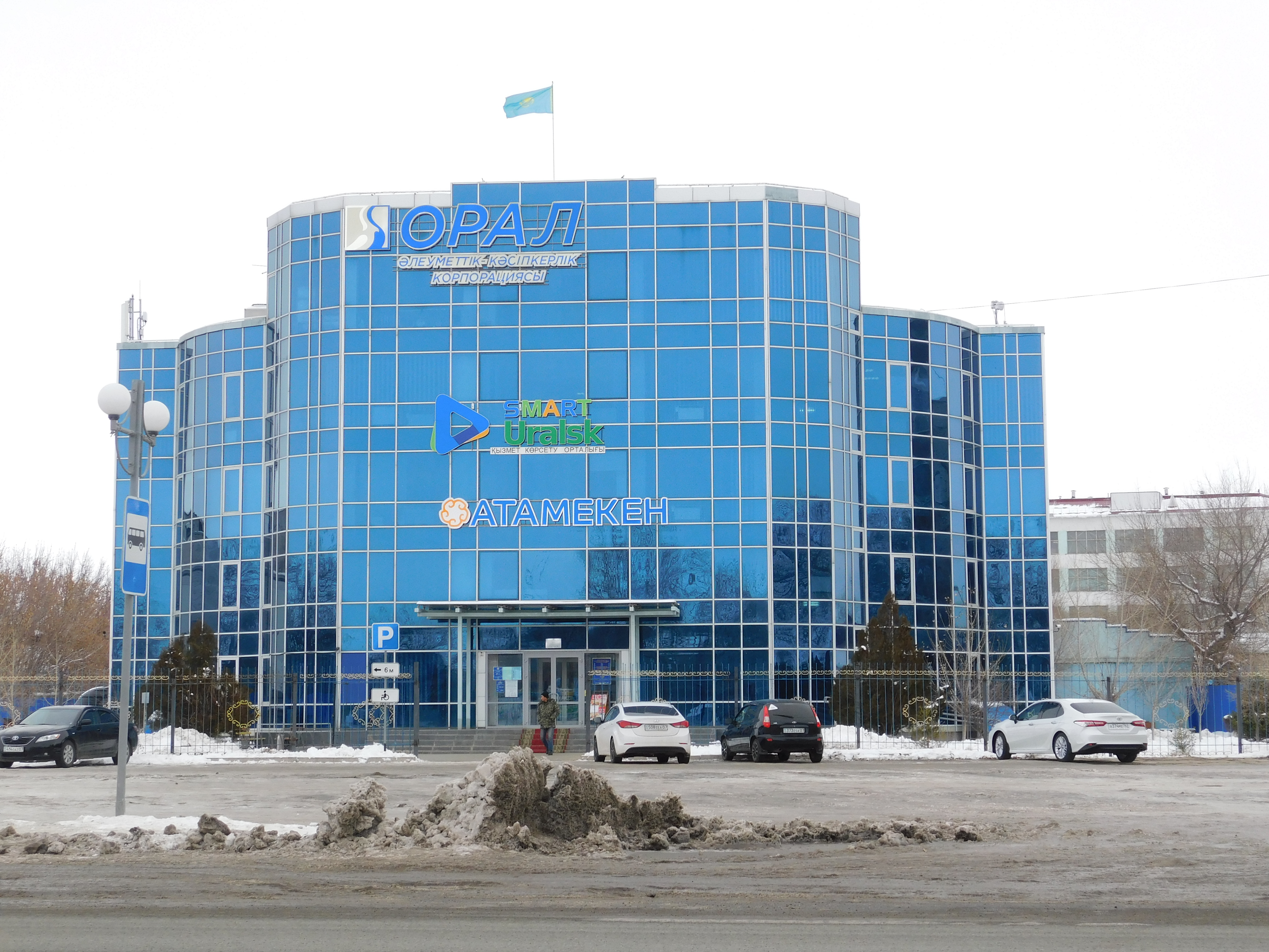 Оның еденге порноға жететін сиськи бар