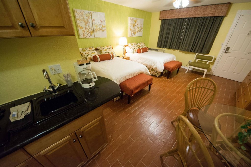 Фото Camelot Beach Suites