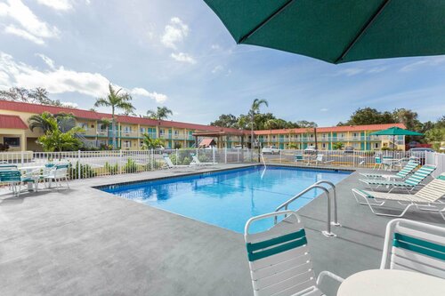 Гостиница Super 8 by Wyndham Sarasota Near Siesta Key