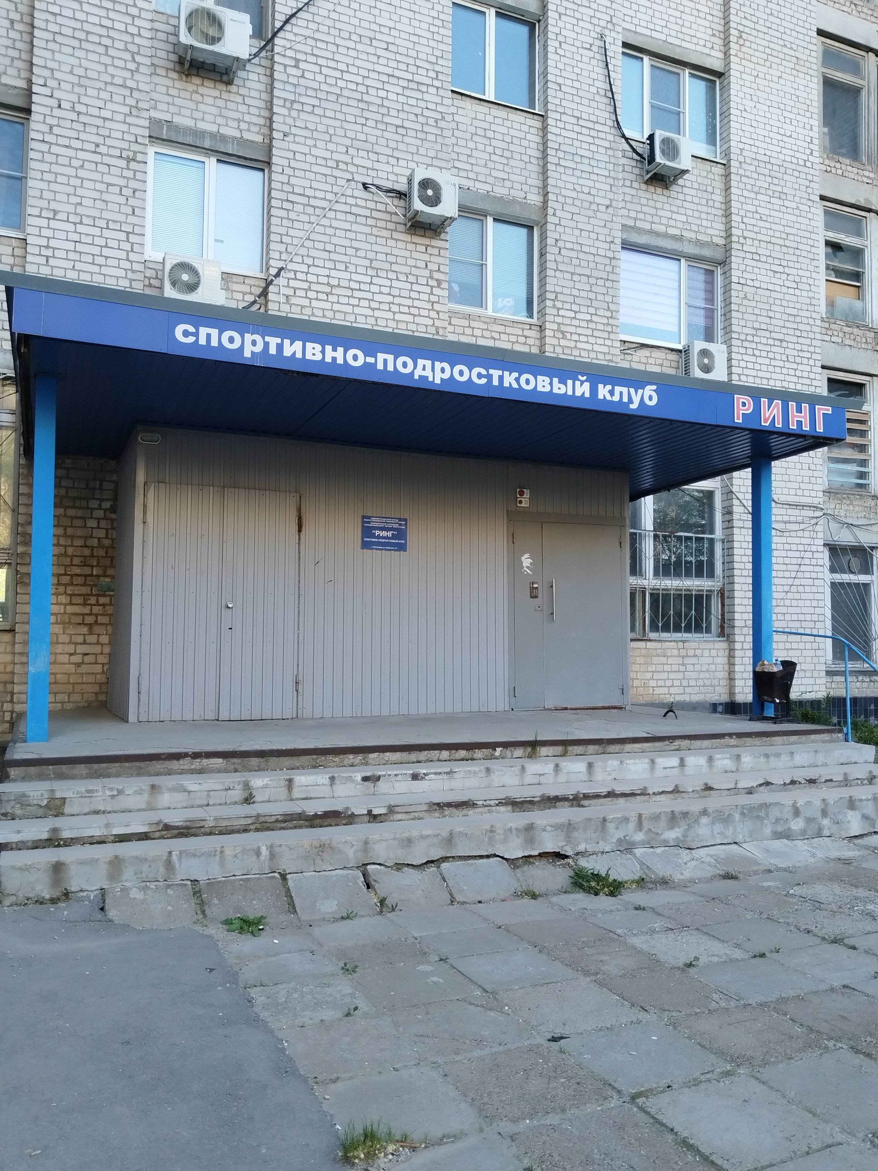 Виб-камирадағы жас қыздар стриптизбен әдемі билеп жатыр