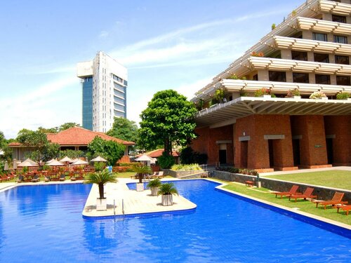 Гостиница Cinnamon Lakeside Colombo в Коломбо