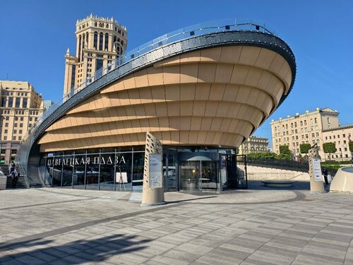 Қысқа юбка киген, кәмелетке толған, толық әйел орындықта отырады. Порно.