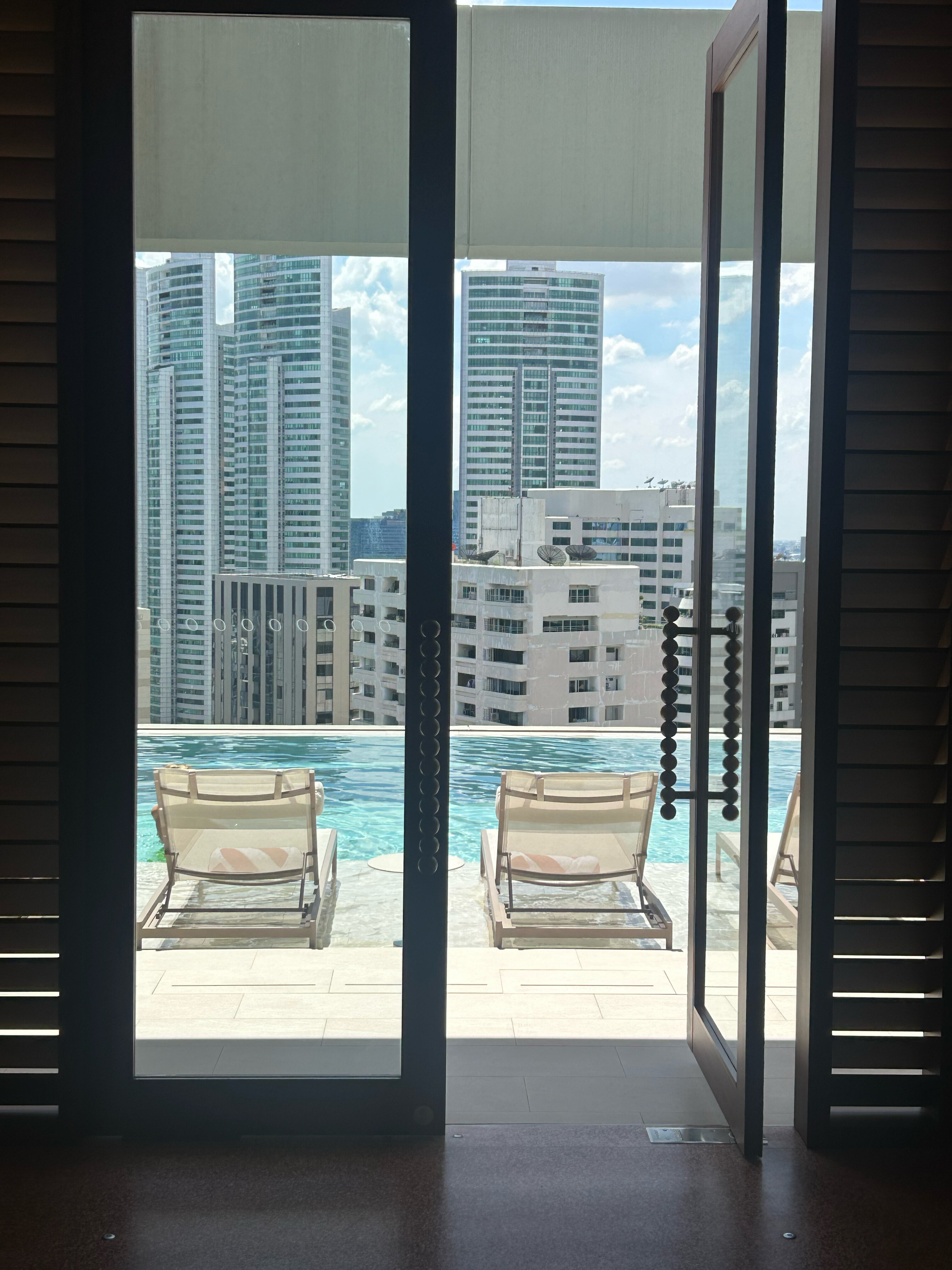 Фото KROMO Bangkok, Curio Collection by Hilton