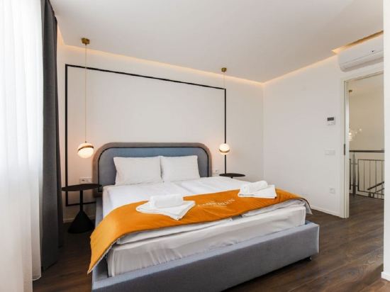 Фото The Amberlyn Suite Hotel