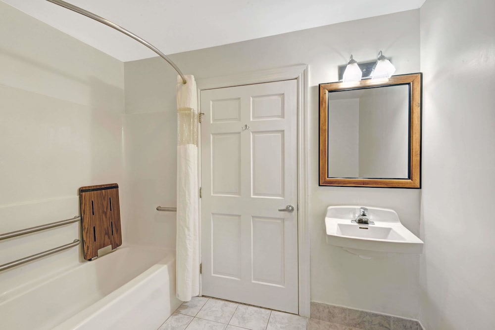 Фото Days Inn by Wyndham Ridgefield