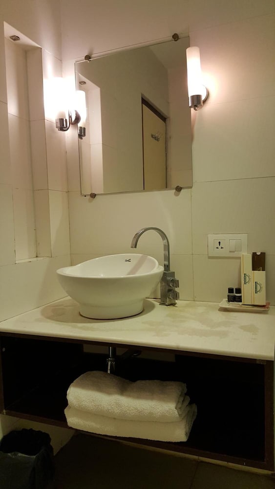 Фото The Manor Hotel